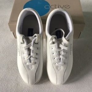 Easy Spirit White Leather Ladies Sneakers 6D, NWOT